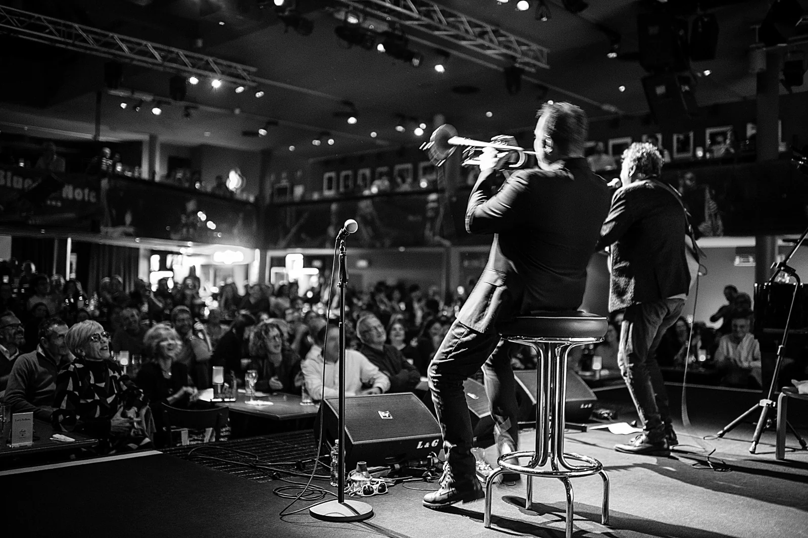 Folco Orselli e Pepe Ragonese sul palco del Blue Note, con il pubblico seduto ai tavoli davanti a loro