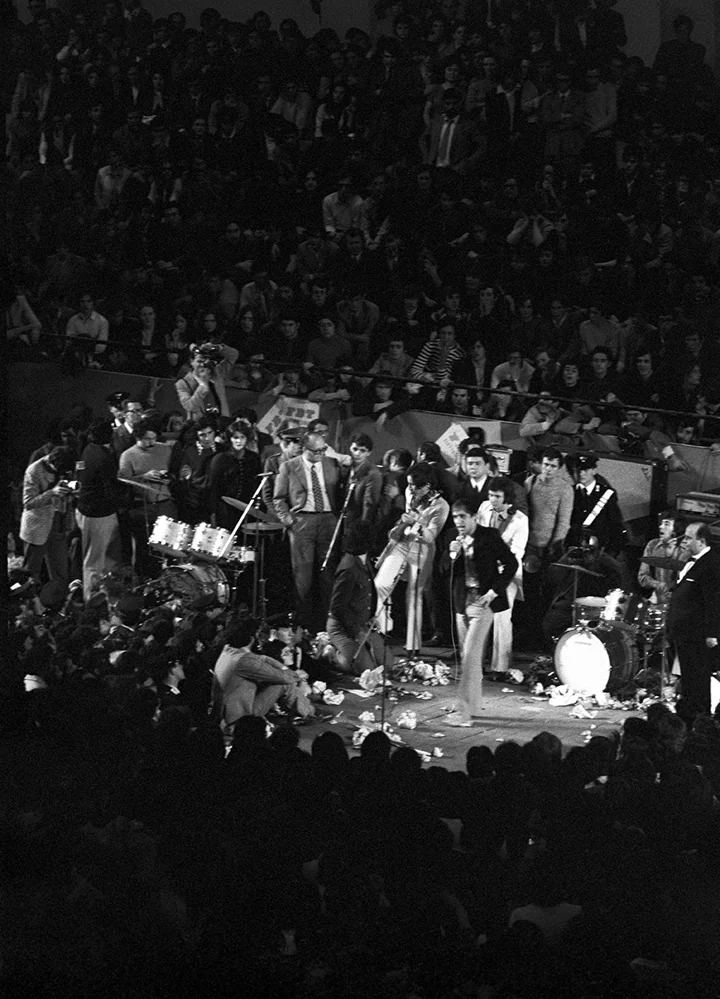 Adriano Celentano in concerto al Palalido di Milano, anni Ottanta. © Renzo Chiesa