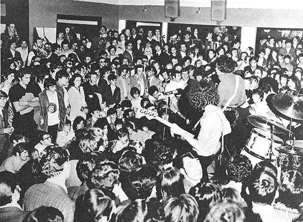 Il pubblico fotografato durante il concerto di Jimi Hendrix, al Piper di Milano il 23 maggio 1968. © Renzo Chiesa